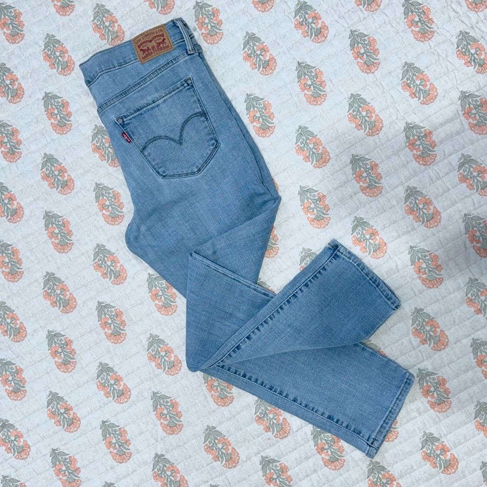 Levi's Women's Light Wash Blue Straight  Leg Stretchy Jeans‎